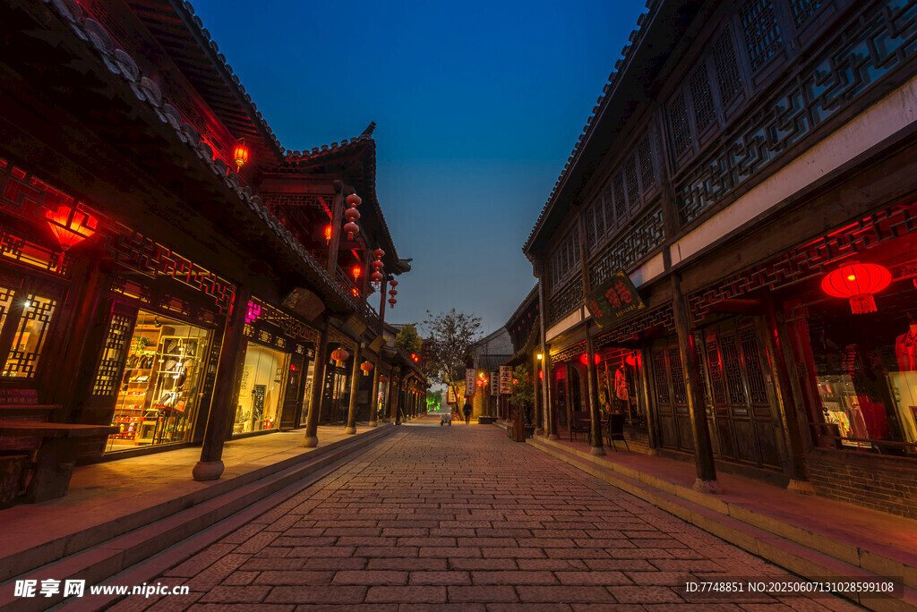 古街夜景灯火璀璨