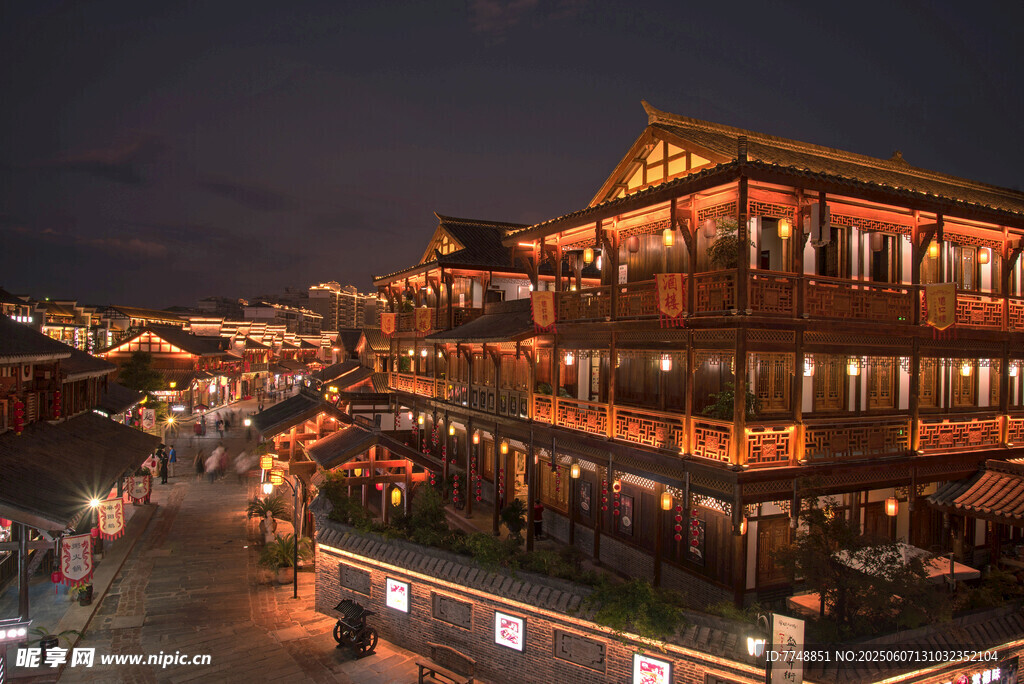 古街夜景灯火璀璨