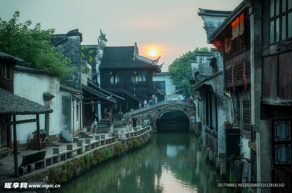 江南水乡古桥畔的美景