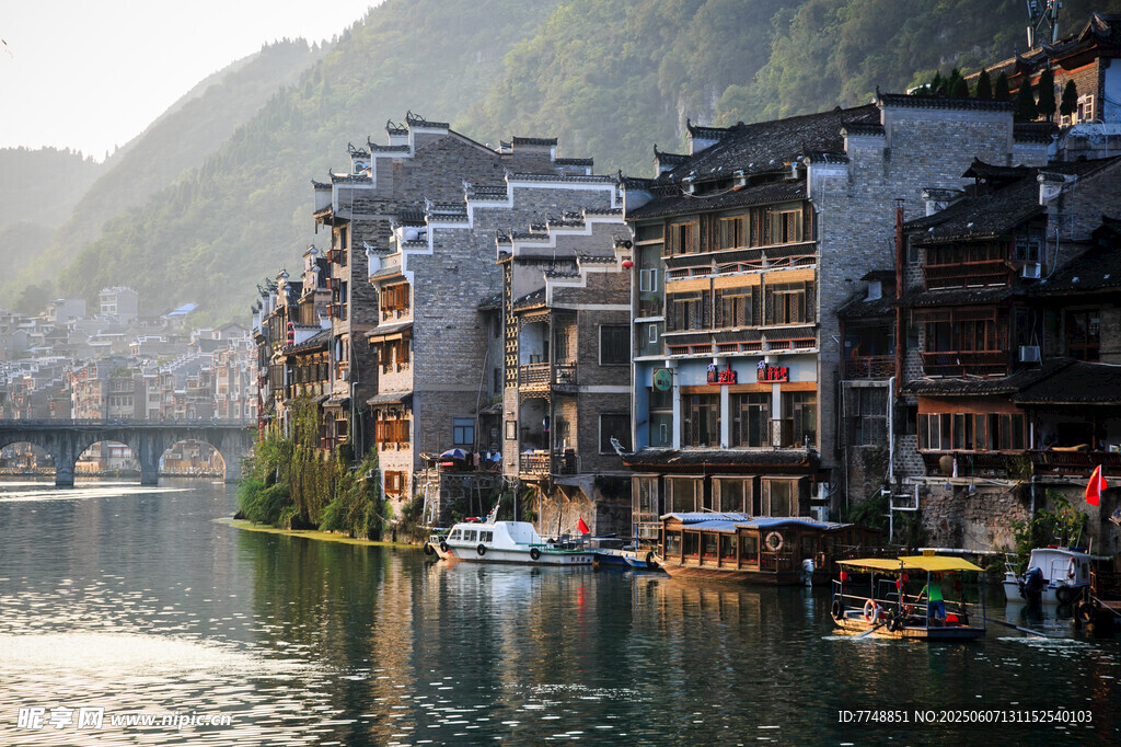 湘西凤凰古城河畔美景