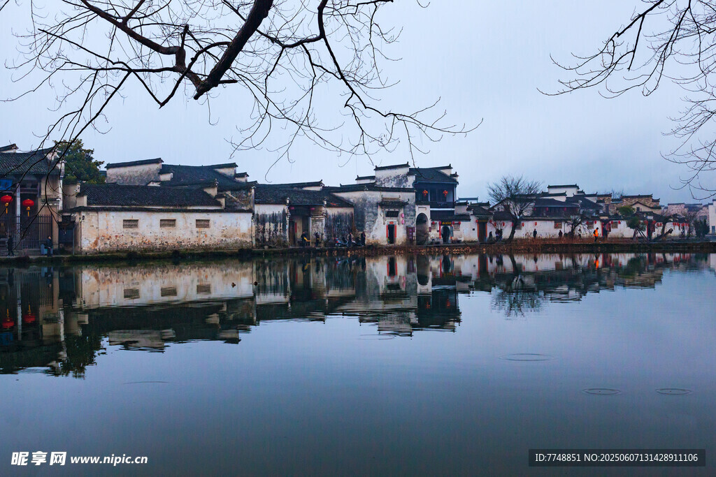 水乡静谧倒影之景