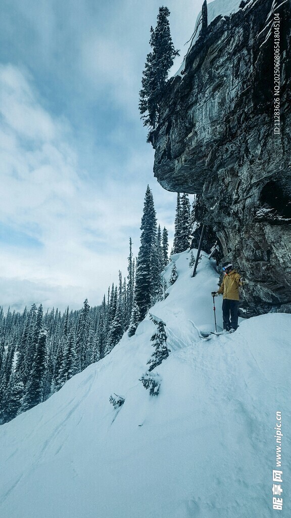 雪山峭壁上的探险者