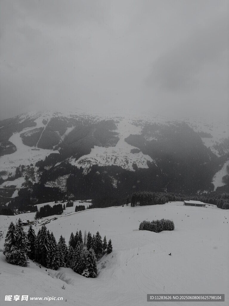 雪覆山峦间的静谧景致