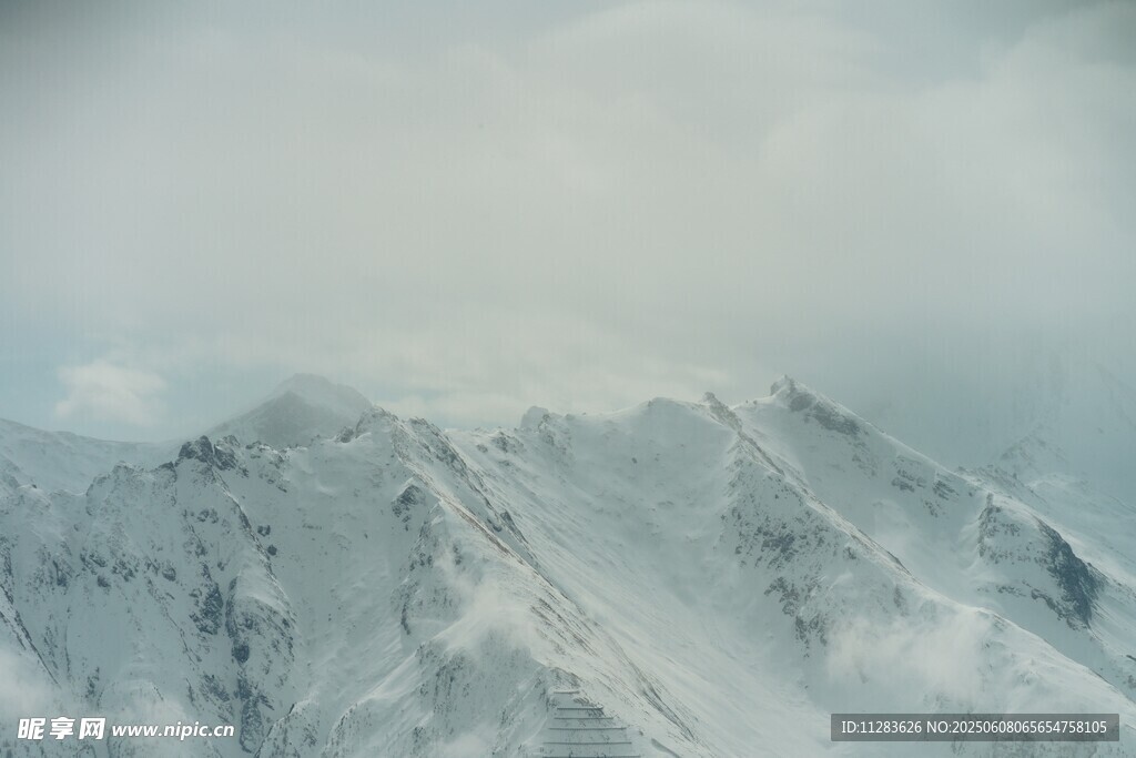 巍峨雪山云雾缭绕