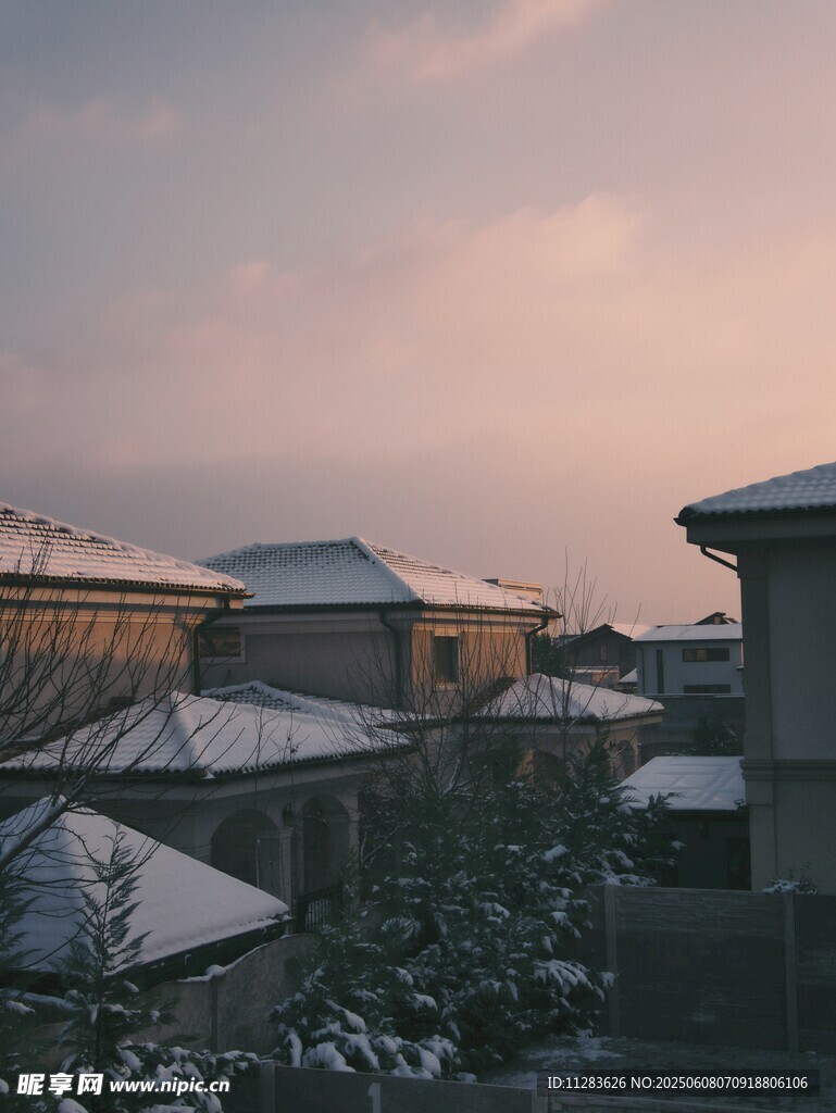 雪后屋顶的黄昏美景