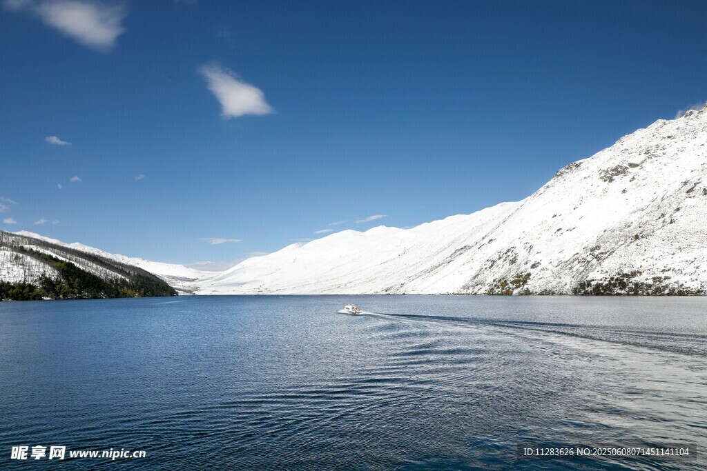 雪山下的宁静湖面