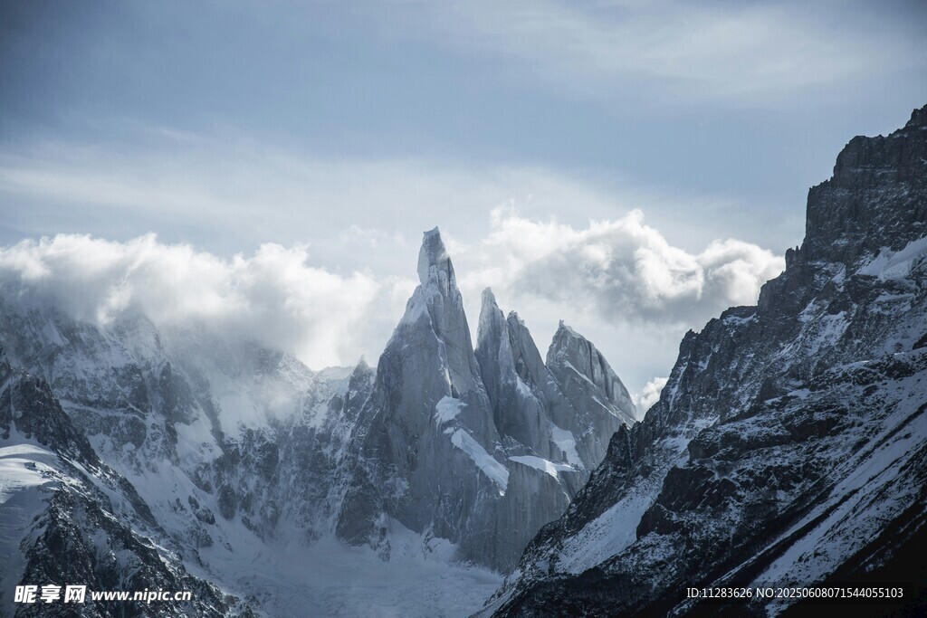 巍峨雪山壮丽景观