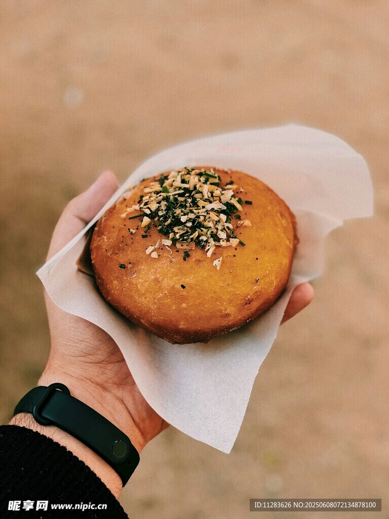 手拿撒料美味圆形糕点