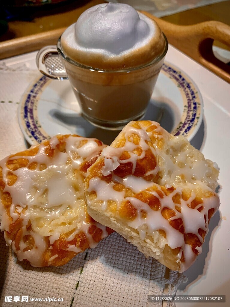 卡布奇诺配美味夹心饼干