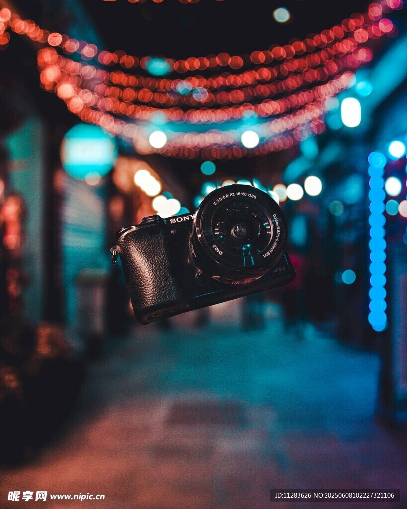 夜巷中相机记录绚丽光影