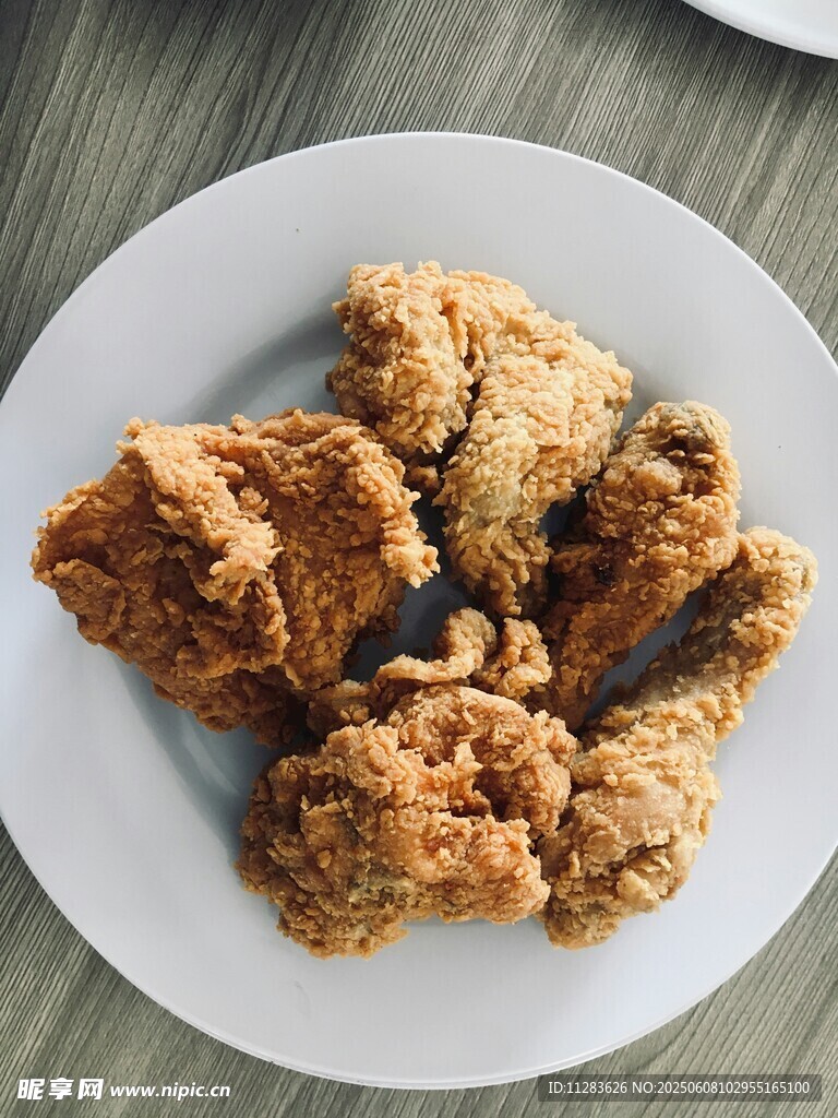 美味香脆炸鸡摆于白盘