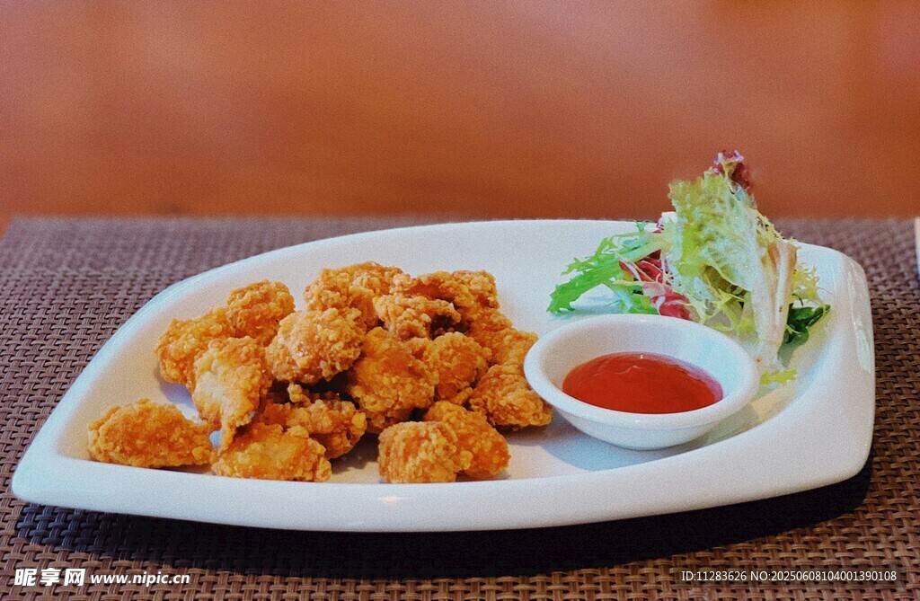 香酥炸鸡配蘸酱与蔬菜