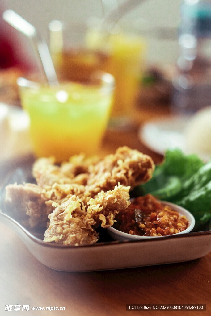 美味炸鸡配蘸酱与饮品