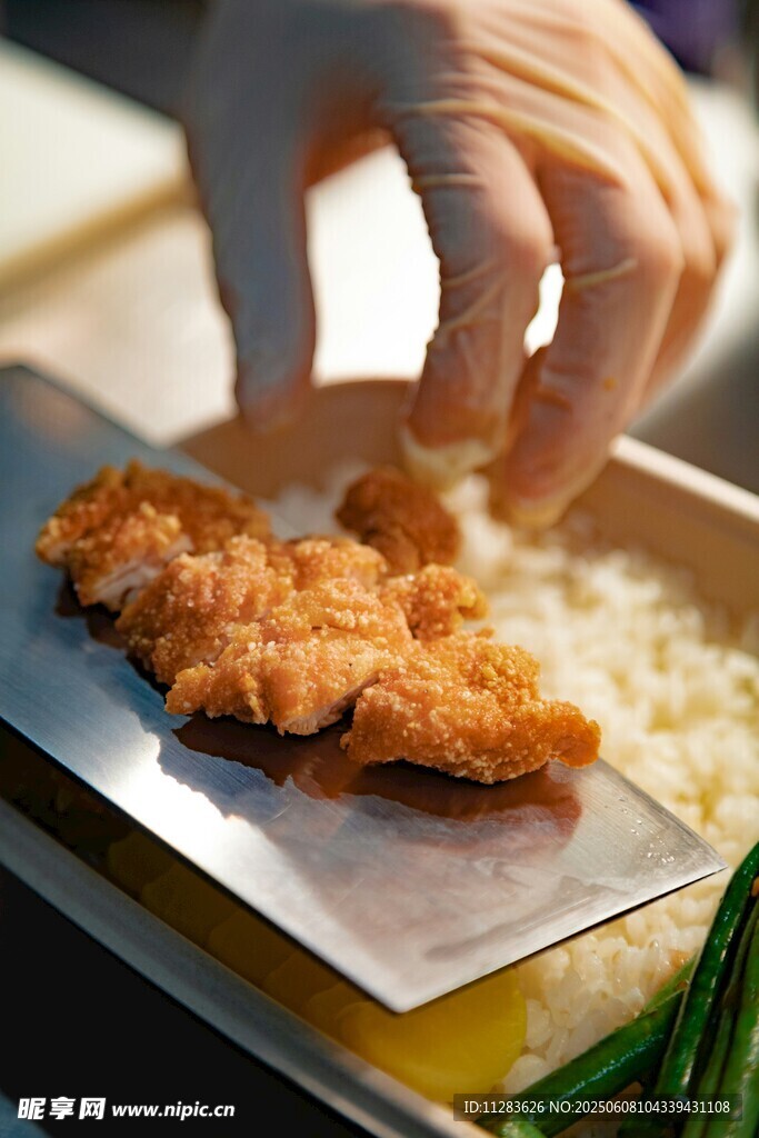 手工制作美味炸物的瞬间