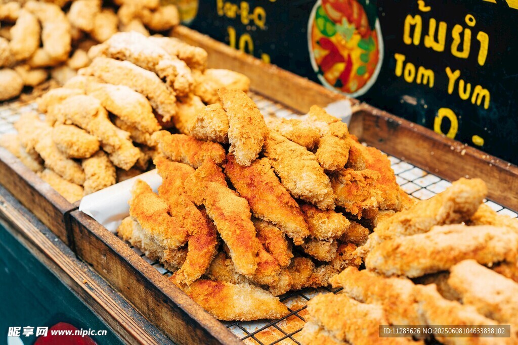 美味多样的油炸小吃摊