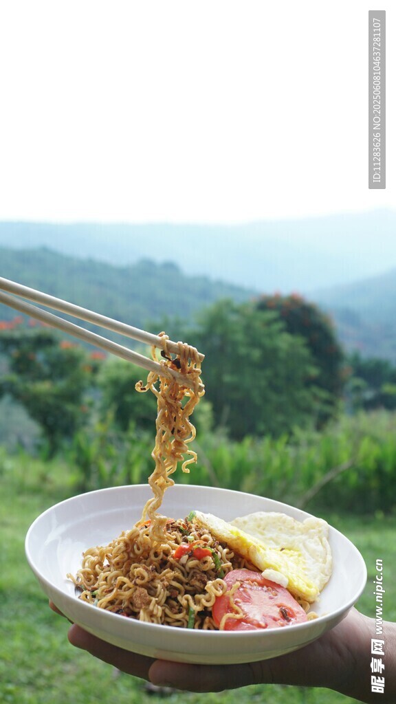 山间手持碗中美味拌面