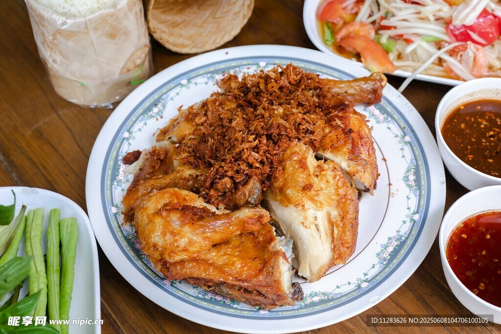 美味炸鸡配多样小菜