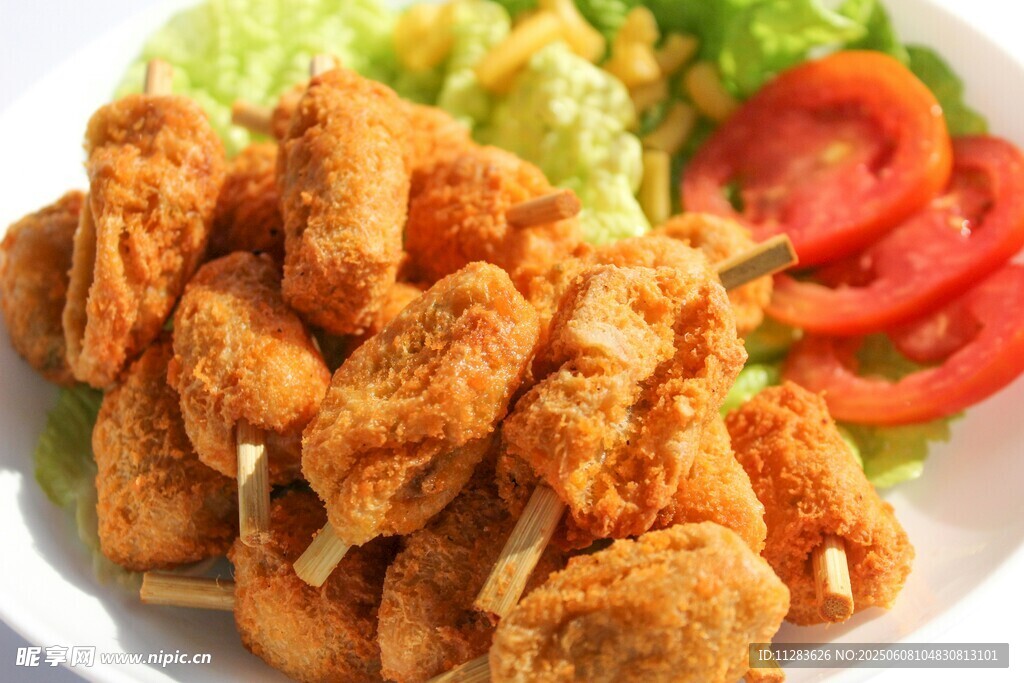 美味炸鸡配新鲜蔬菜