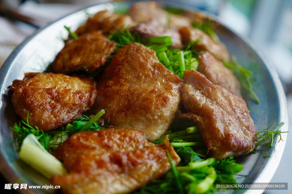 香煎肉块配翠绿蔬菜
