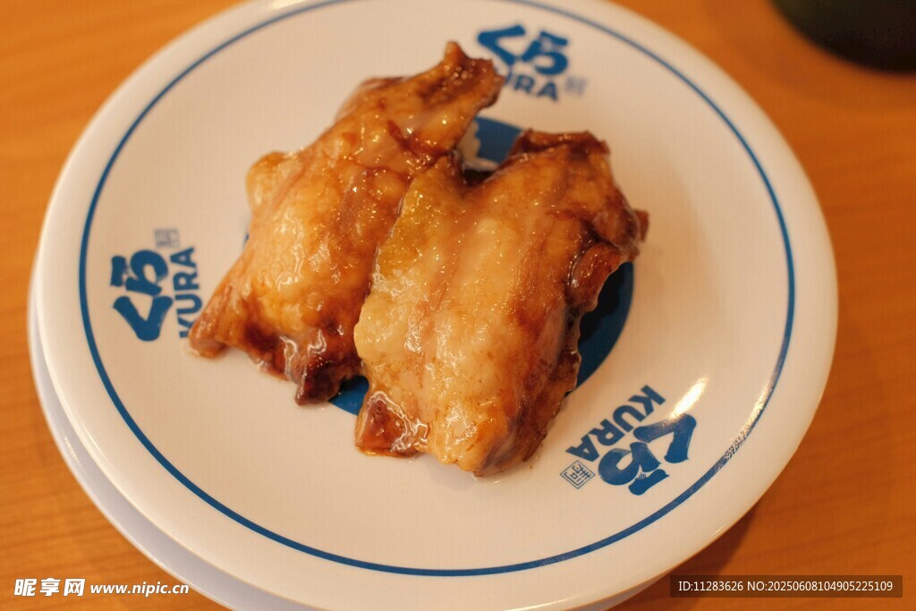 美味炸物摆于蓝纹白盘