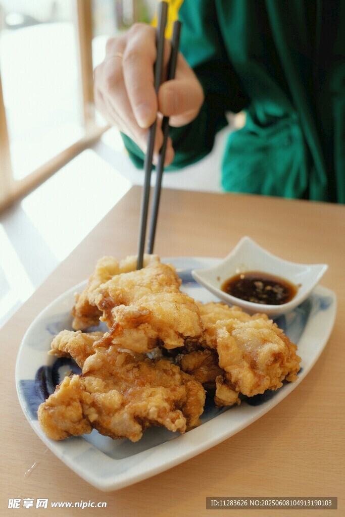日式炸物摆放在盘前