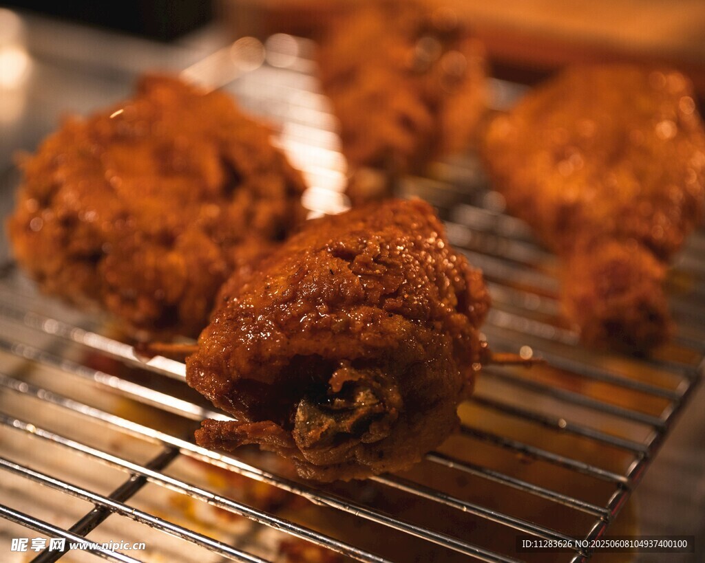 金黄酥脆的美味炸鸡腿