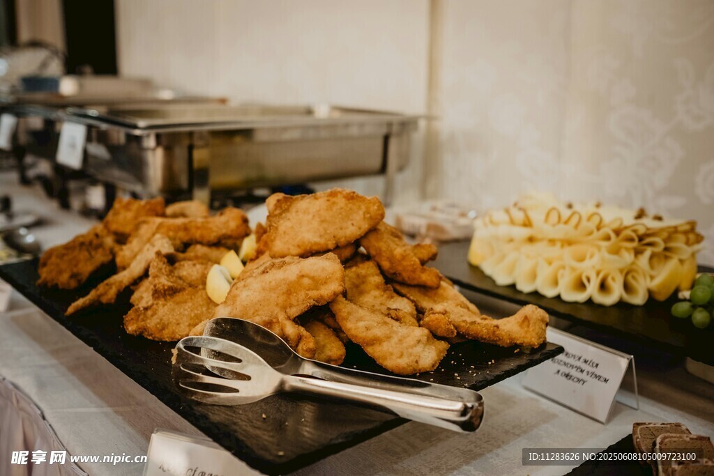 自助餐厅的多样炸物美食