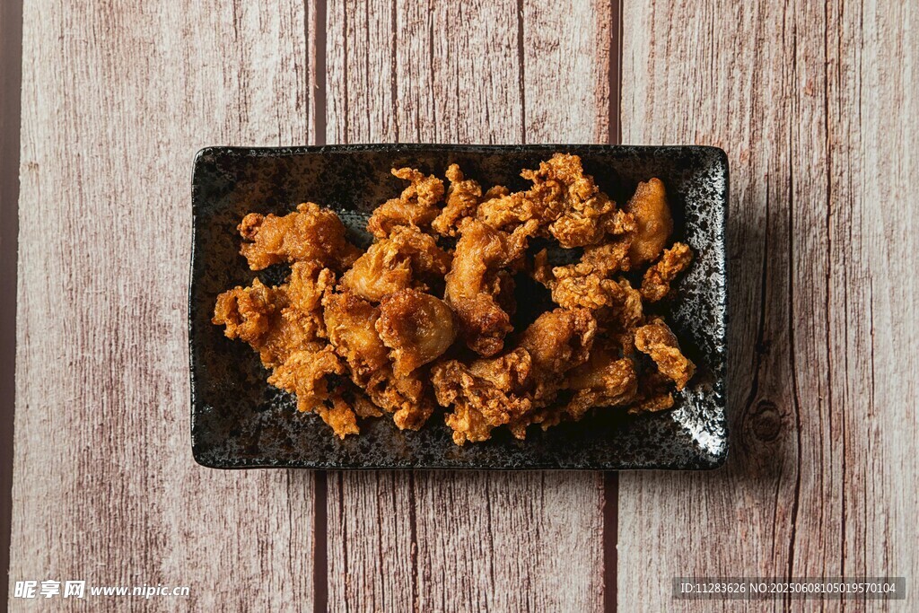 美味炸物摆于黑色方盘