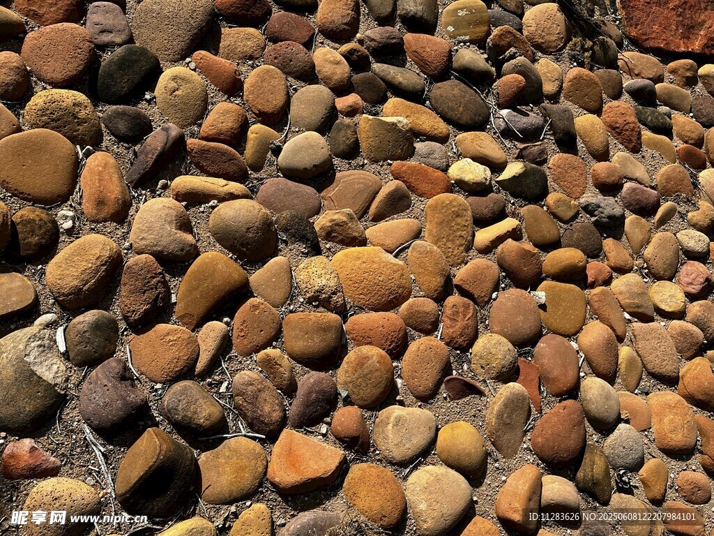 多彩鹅卵石地面特写