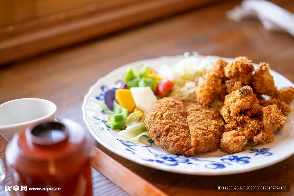 美味炸鸡套餐摆放在盘