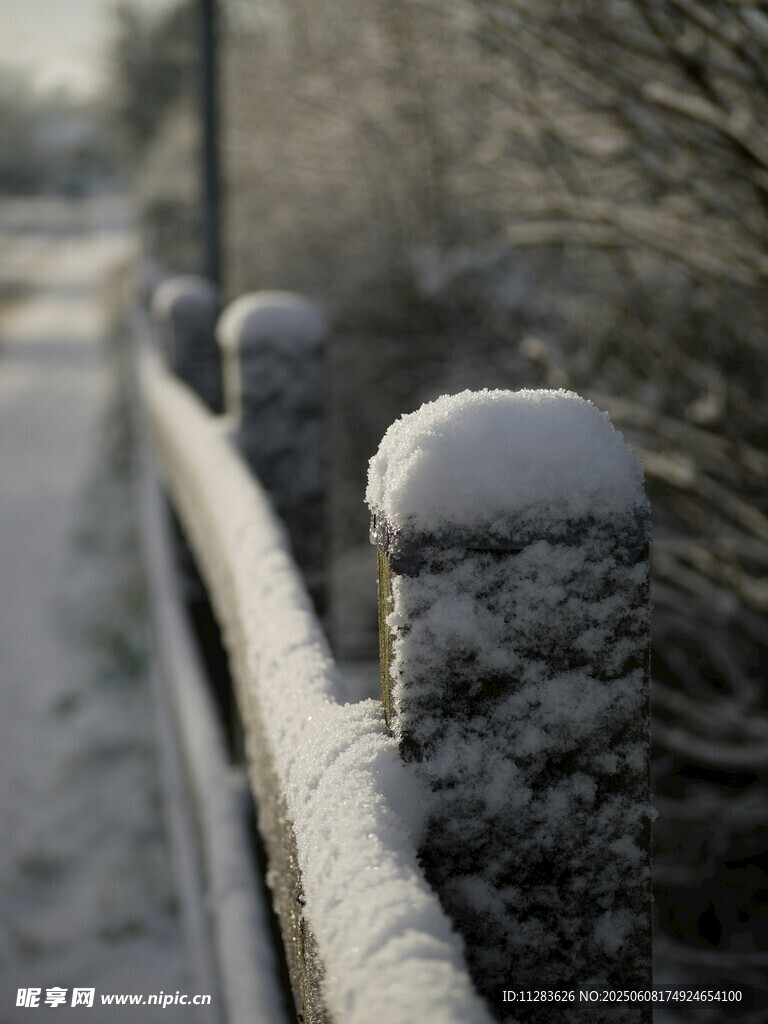 冬日覆雪栏杆景致
