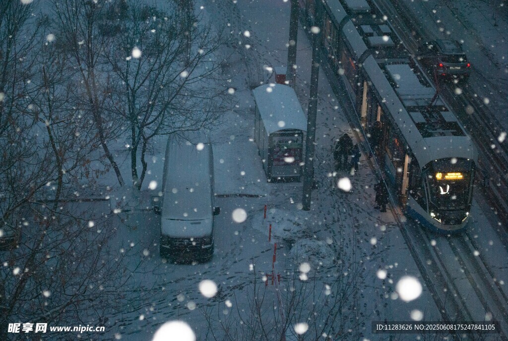 雪天中行驶的列车