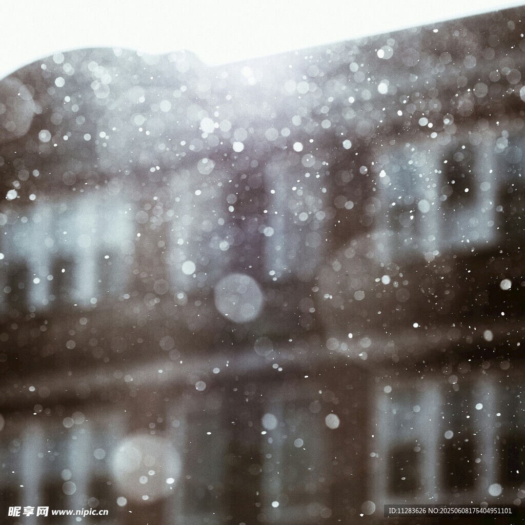 窗外飘雪的模糊景象