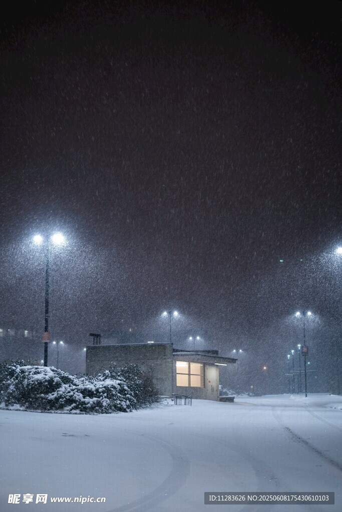 雪夜中的明亮小屋