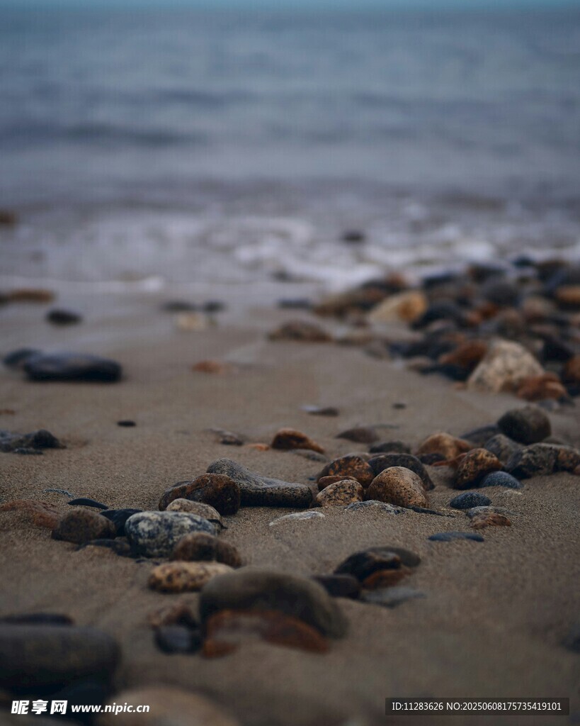 海边沙滩上的多彩鹅卵石