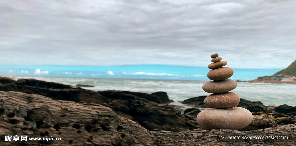 海边石堆