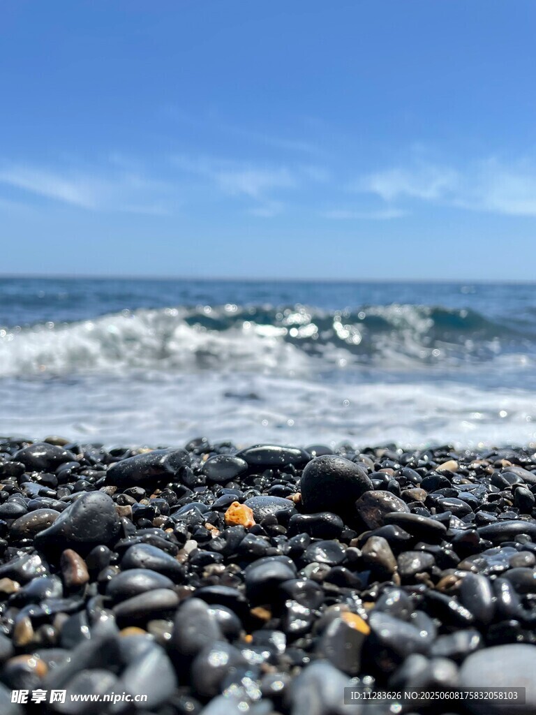 海边碎石滩与翻涌海浪