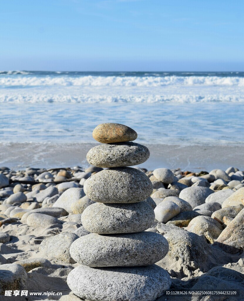 海边堆叠的鹅卵石景观