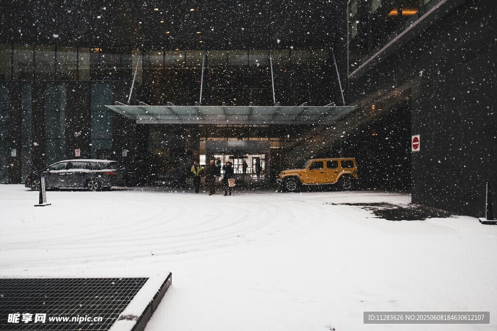 城市雪景中的街道与车辆