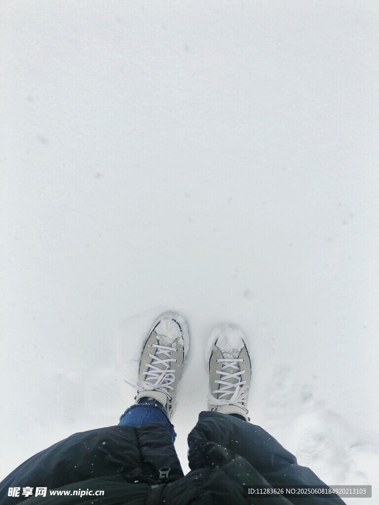 雪地中的双脚