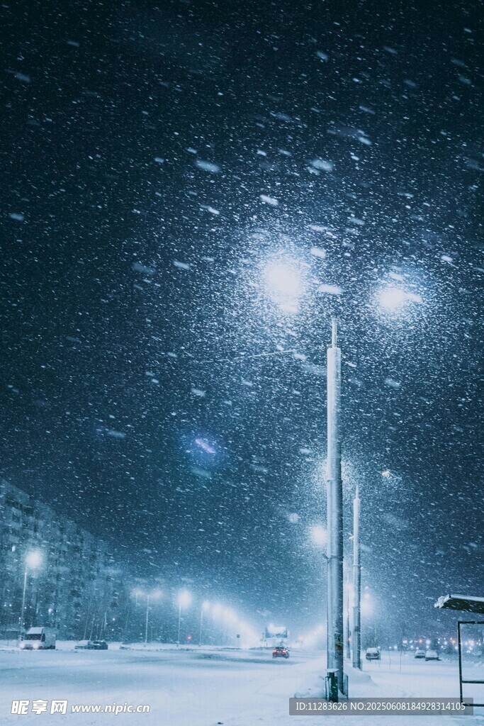 雪夜中的明亮路灯