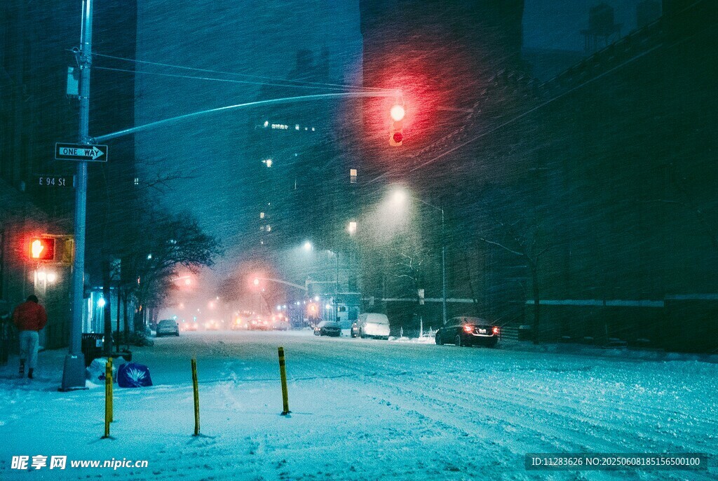 雪夜城市街道交通景象