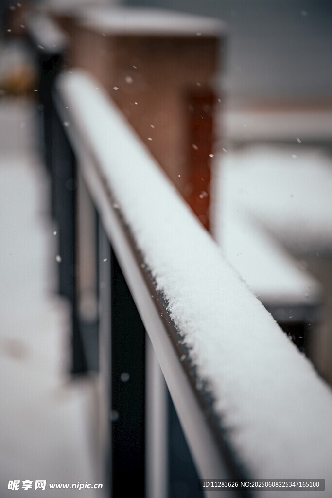 阳台栏杆覆雪美景