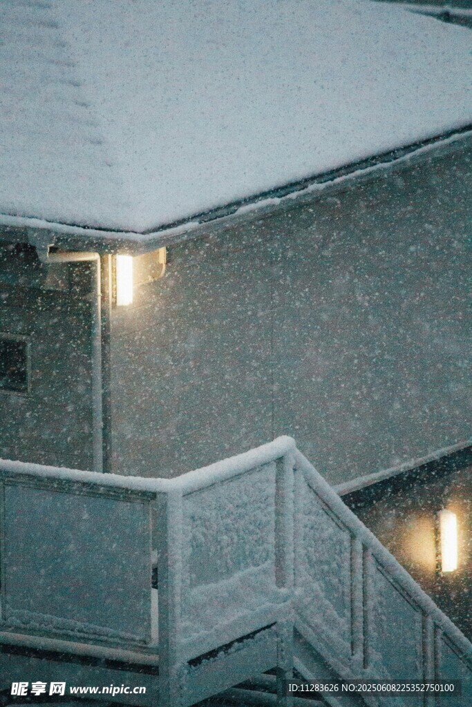 雪夜中的建筑与灯光