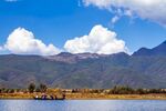 湖畔山水美景