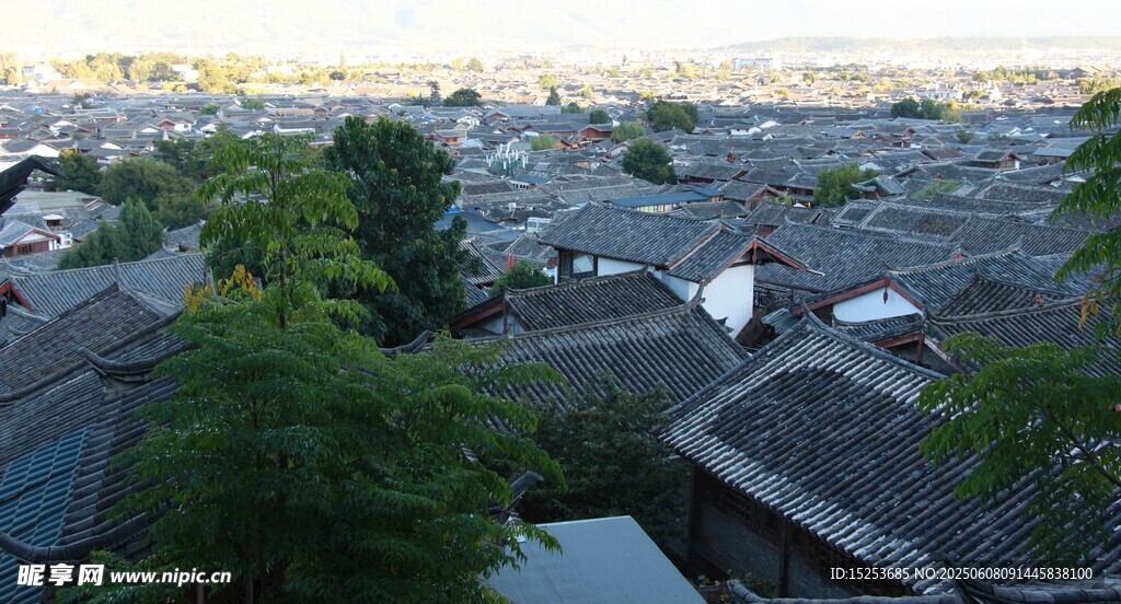 俯瞰古朴村落屋顶景观