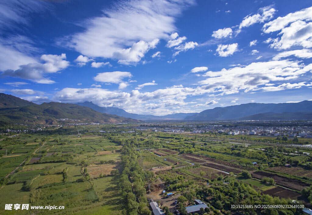 田园风光下的辽阔山野景色
