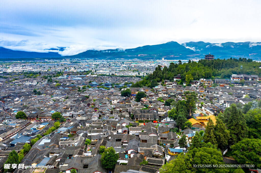 俯瞰古朴城镇与远山美景