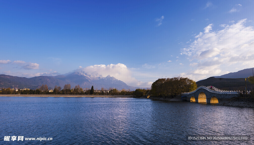 湖畔美景 远山近水相映