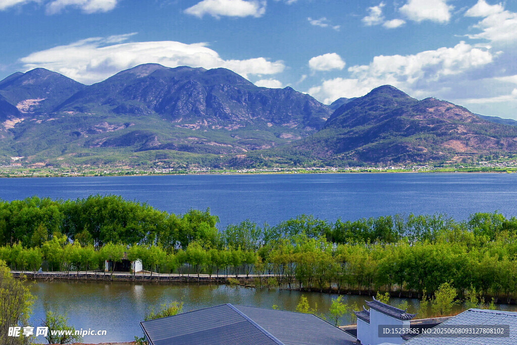 湖畔青山美景如画